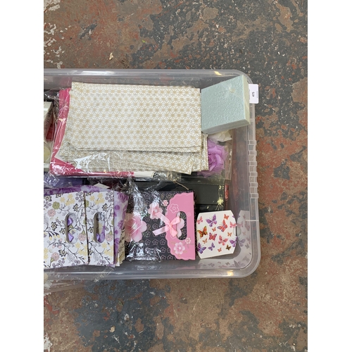 475 - A box containing a large quantity of jewellery presentation boxes and gift bags