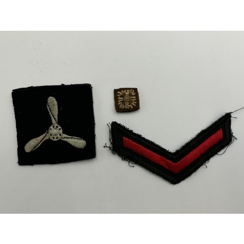 2387 - Ten military cloth patches and epaulettes to include Cheshire A.C.F. etc.