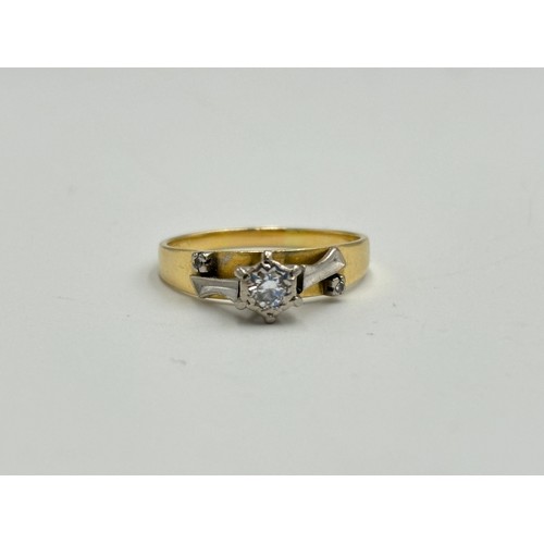 2259U - An 18ct gold diamond three stone ring, size P - approx. gross weight 3.1g