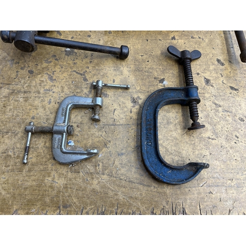 1033 - Four vintage tools to include Record G clamp, bench vice, Record 129 clamp etc.