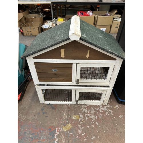 1040 - An Eggshell wooden chicken coop - approx. 90cm high x 81cm wide x 44cm deep