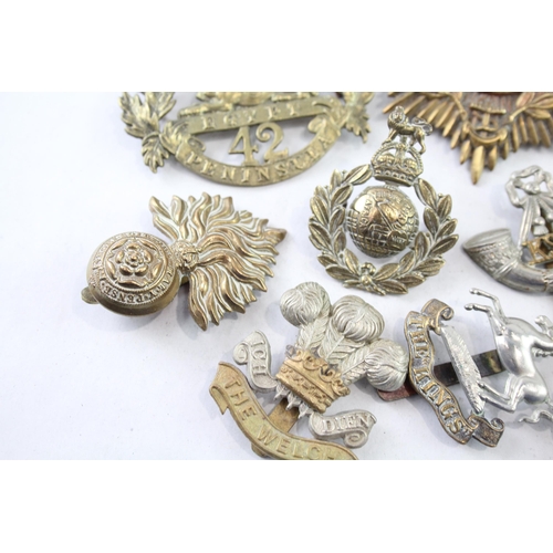 2411 - Ten military cap badges