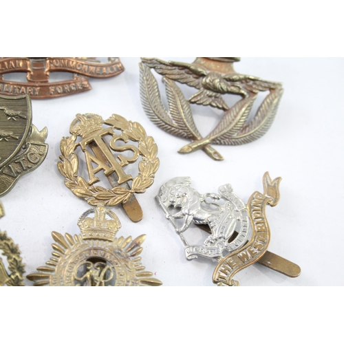 2414 - Ten military cap badges