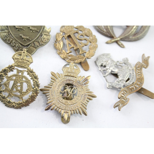 2414 - Ten military cap badges