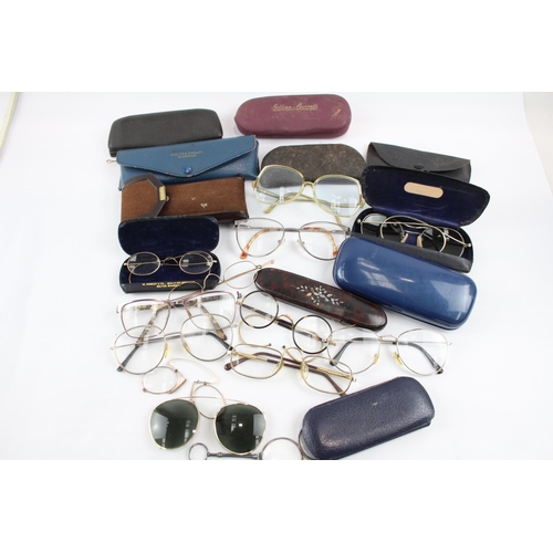 526 - A collection of vintage spectacles