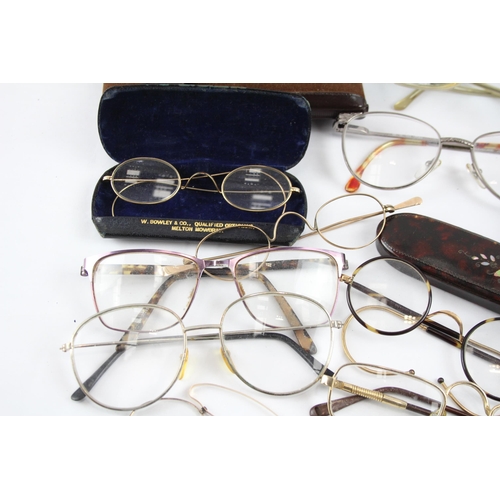 526 - A collection of vintage spectacles