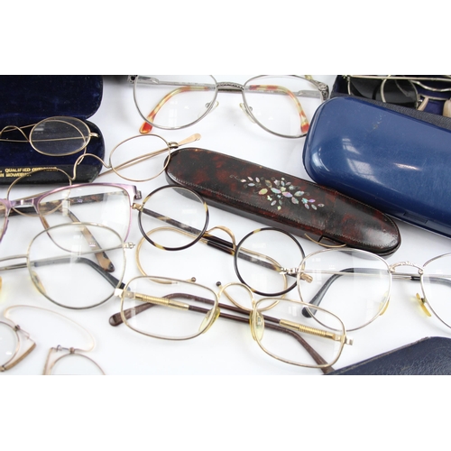 526 - A collection of vintage spectacles