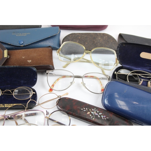 526 - A collection of vintage spectacles