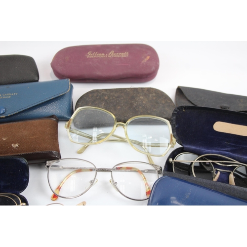 526 - A collection of vintage spectacles