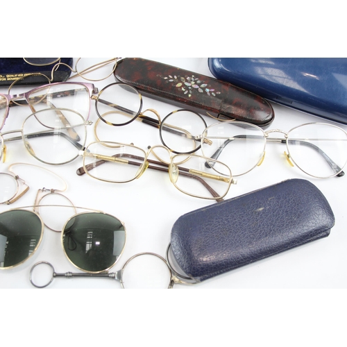 526 - A collection of vintage spectacles