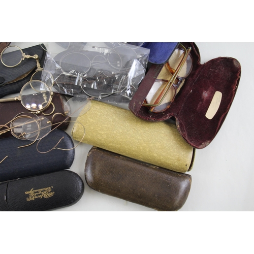 527 - A collection of vintage spectacles