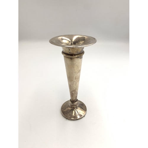 2384 - A hallmarked Birmingham silver weighted bud vase, dated 1918 - approx. gross weight 79g and 12cm hig... 