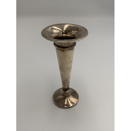 2384 - A hallmarked Birmingham silver weighted bud vase, dated 1918 - approx. gross weight 79g and 12cm hig... 