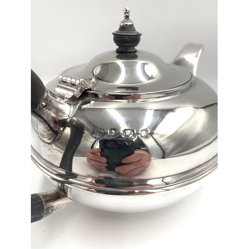 2386 - An Edwardian S W Smith & Co hallmarked Birmingham silver three piece tea set, dated 1910, comprising... 