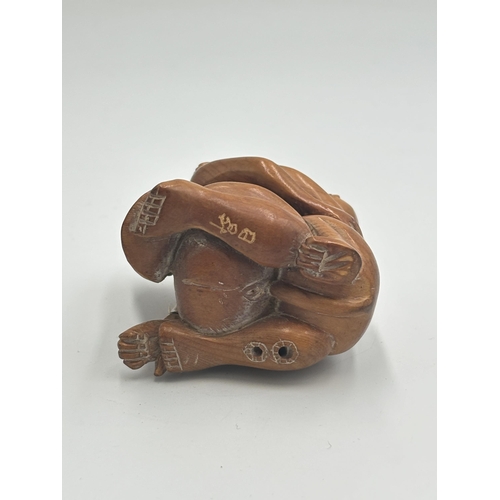 2455 - A Japanese carved wooden erotic netsuke - approx. 5.5cm high