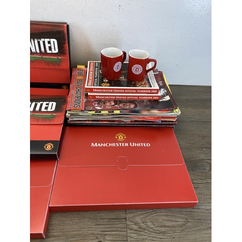 559 - A collection of Manchester United memorabilia comprising membership packs, magazines, year books and... 