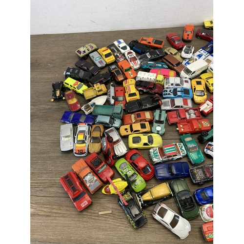 506 - A large collection of vintage diecast model vehicles to include Hot Wheels, Matchbox, Mattel etc.