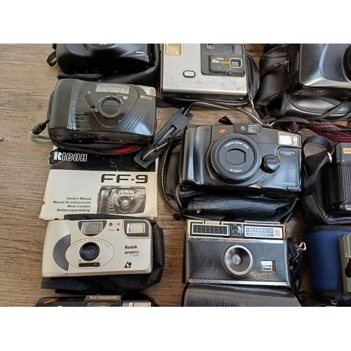 789 - A collection of cameras to include Canon, Yashica, Kodak, Fuji, Chinon, Halina, Ricoh, Hanimex etc.