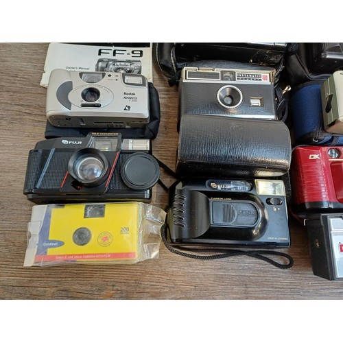 789 - A collection of cameras to include Canon, Yashica, Kodak, Fuji, Chinon, Halina, Ricoh, Hanimex etc.