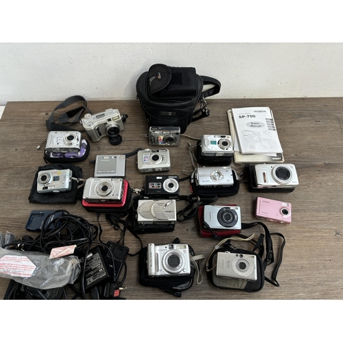 793 - A collection of compact digital cameras to include Minolta DiMAGE S304 3.3mp, Samsung L830 8.1mp, Ca... 