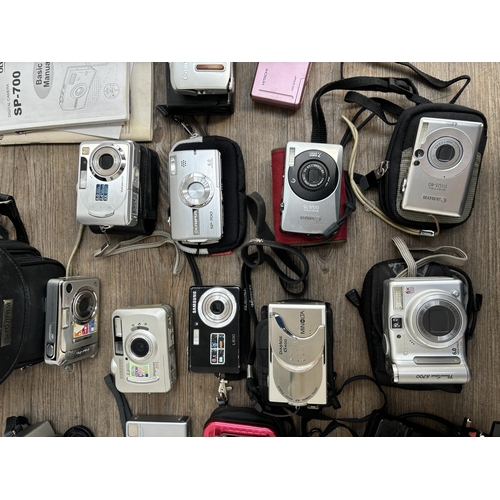 793 - A collection of compact digital cameras to include Minolta DiMAGE S304 3.3mp, Samsung L830 8.1mp, Ca... 