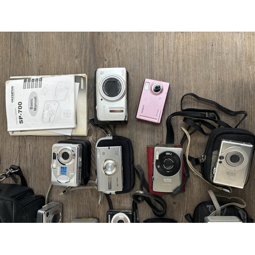 793 - A collection of compact digital cameras to include Minolta DiMAGE S304 3.3mp, Samsung L830 8.1mp, Ca... 