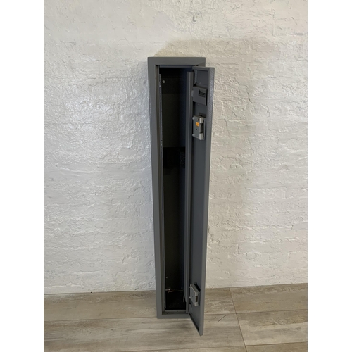 100 - A grey metal gun cabinet - approx. 131cm high x 21.5cm wide x 20cm deep