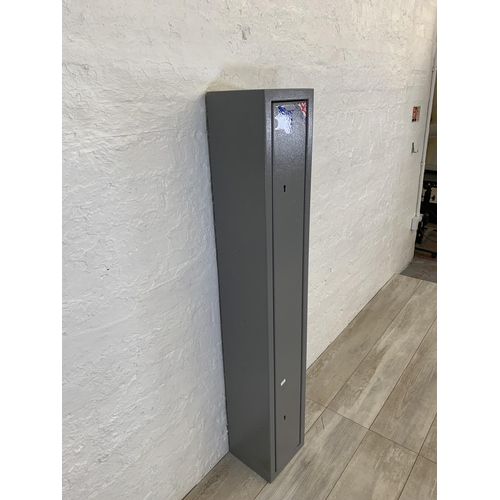 100 - A grey metal gun cabinet - approx. 131cm high x 21.5cm wide x 20cm deep