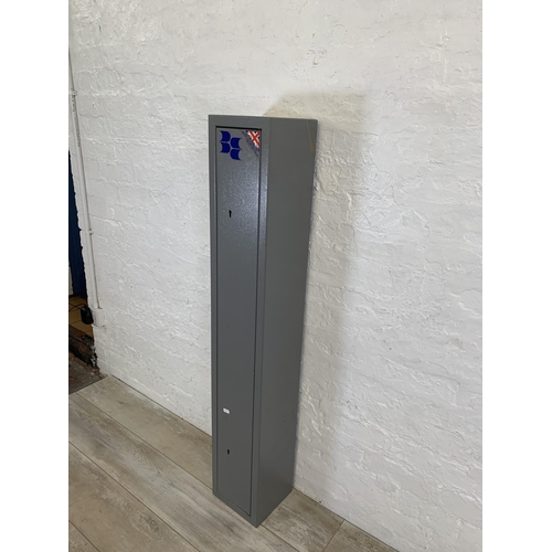 100 - A grey metal gun cabinet - approx. 131cm high x 21.5cm wide x 20cm deep