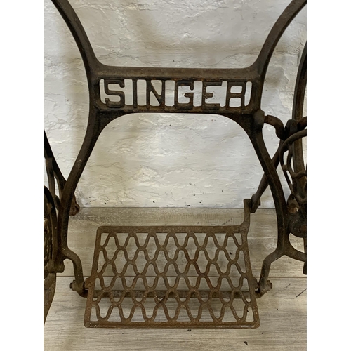 104 - An early 20th century Singer cast iron treadle sewing machine base