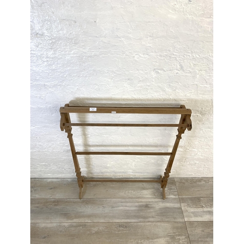 19 - An Edwardian pine towel rail - approx. 94cm high x 75cm wide