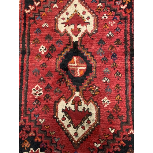 46 - A vintage Kashgai Medalion Iranian 100% woolen rug - approx. 128cm long x 80cm wide