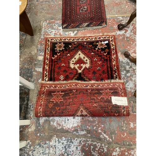 46 - A vintage Kashgai Medalion Iranian 100% woolen rug - approx. 128cm long x 80cm wide