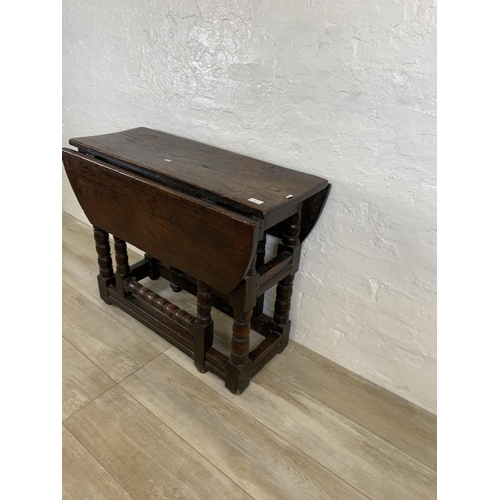 84 - An 18th century oak gate leg drop leaf dining table on bobbin supports