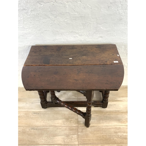 84 - An 18th century oak gate leg drop leaf dining table on bobbin supports