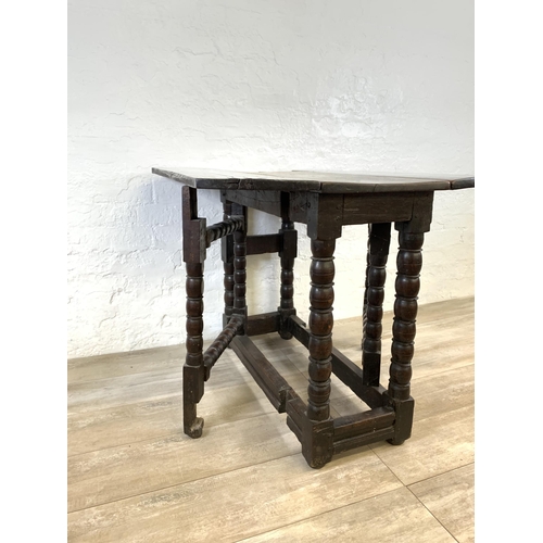 84 - An 18th century oak gate leg drop leaf dining table on bobbin supports