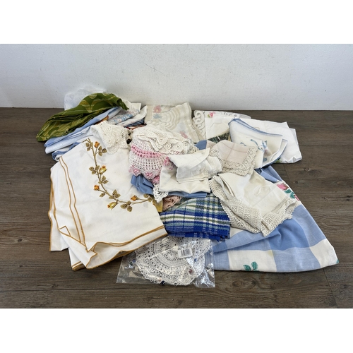 523 - A collection of vintage linen to include embroidered etc.