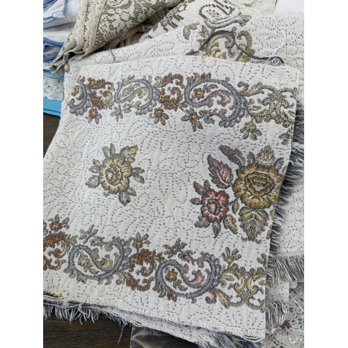 523 - A collection of vintage linen to include embroidered etc.