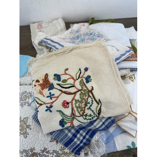 523 - A collection of vintage linen to include embroidered etc.