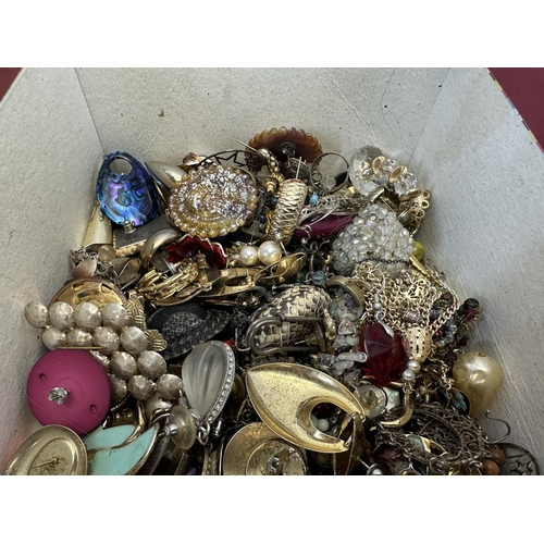 535 - A collection of costume jewellery to include earrings, bracelets, brooches etc.