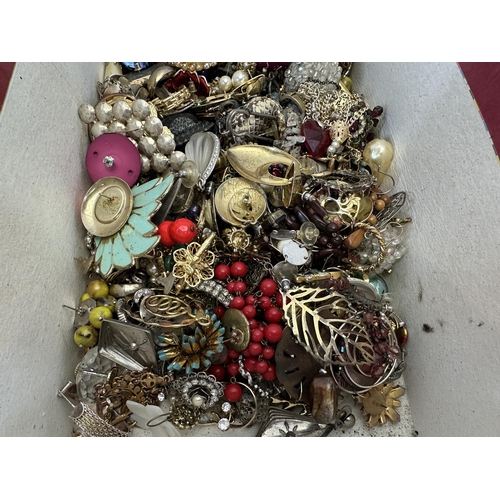 535 - A collection of costume jewellery to include earrings, bracelets, brooches etc.