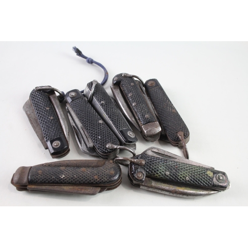 2286 - A collection of vintage pocket knives to include military etc.