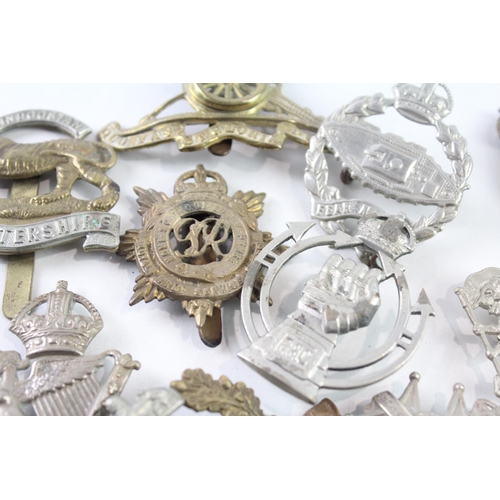 2317 - Ten military cap badges