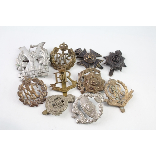 2318 - Ten military cap badges