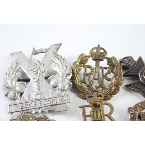 2318 - Ten military cap badges