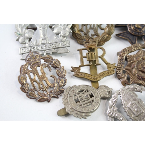 2318 - Ten military cap badges