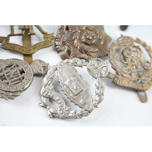 2318 - Ten military cap badges