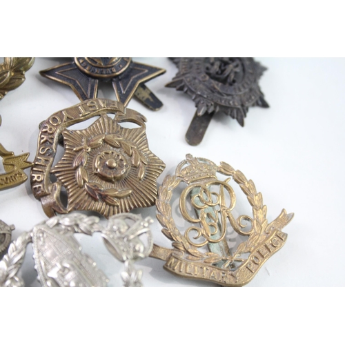 2318 - Ten military cap badges