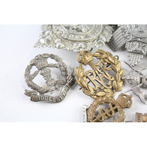 2320 - Ten military cap badges