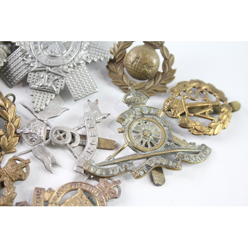 2320 - Ten military cap badges